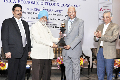 Mr. Montek Singh Ahluwalia – Deputy Chairman, Planning Commission of India presenting the PRIDE OF MAHARASHTRA AWARD to Padma Vibhushan Dr. Raghunath Mashelkar – President, Global Research Alliance. The Award initiated by Maharashtra Industry Development Association and Small & Medium Business Development Chamber of India