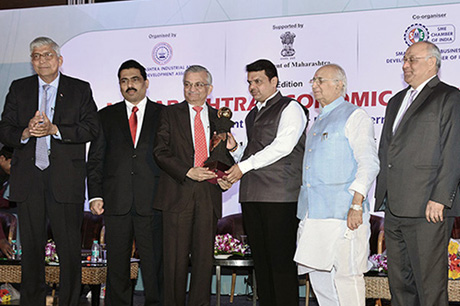 Shri Devendra Fadnavis – Hon’ble Chief Minister, Maharashtra presenting the PRIDE OF MAHARASHTRA AWARD to Dr. Anil Kakodkar The Award was initiated by Maharashtra Industry Development Association and SME Chamber of India