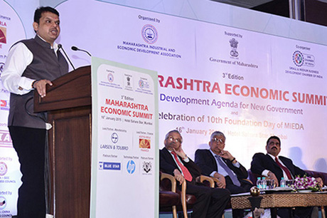 Shri Devendra Fadnavis – Hon’ble Chief Minister, Maharashtra delivering inaugural address. Others (L to R) on the dias Dr. Anil Kakodkar, Shri K. Venkataramanan – CEO & MD, Larsen & Toubro Ltd., and Shri Chandrakant Salunkhe – Founder and President, Maharashtra Industry Development Association (MIDA) and SME Chamber of India
