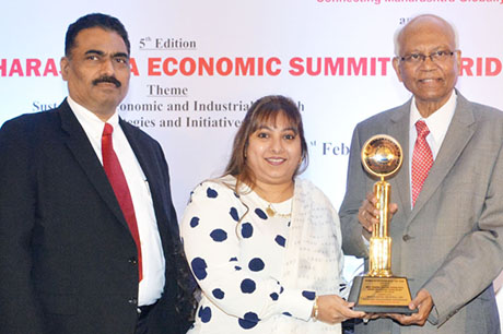 Dr. Raghunath Mashelkar, President of Global Research Alliance & Former Director General of Council of Scientific & Industrial Research (CSIR) presenting PRIDE OF MAHARASHTRA AWARD 2018 for WOMEN ENTREPRENEUR OF THE YEAR (Education) to Mrs. Rubina Akhtar Hasan Rizvi, Director, Rizvi Education Society, Mumbai, Shri. Chandrakant Salunkhe, Founder & President, Maharashtra Industry Development Association and SME Chamber of India were present